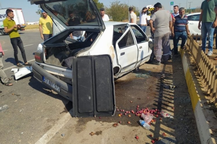 Diyarbakır'da otomobil, iş&ccedil;i servisine &ccedil;arptı: 4 yaralı