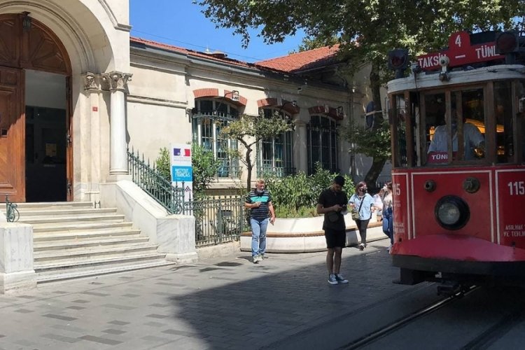 Kafeterya işletmecileri Fransa Konsolosluğu'na sokulmuyorlar