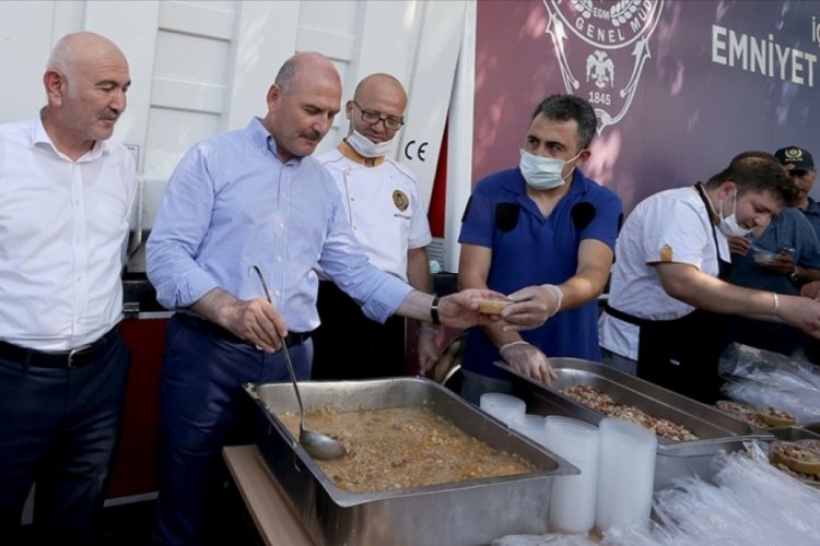 Bakan Soylu sel b&ouml;lgesi Bozkurt'ta aşure dağıttı