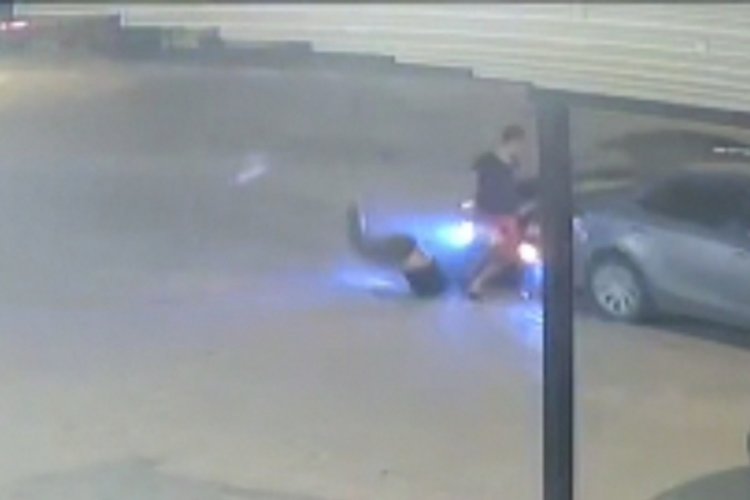 Bursa'da metrelerce s&uuml;r&uuml;klendi, yayalara ve ara&ccedil;lara &ccedil;arparak durdu