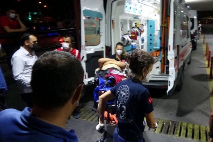 'Kız gibi oynamayın' diyerek polis memurunu vurdular!