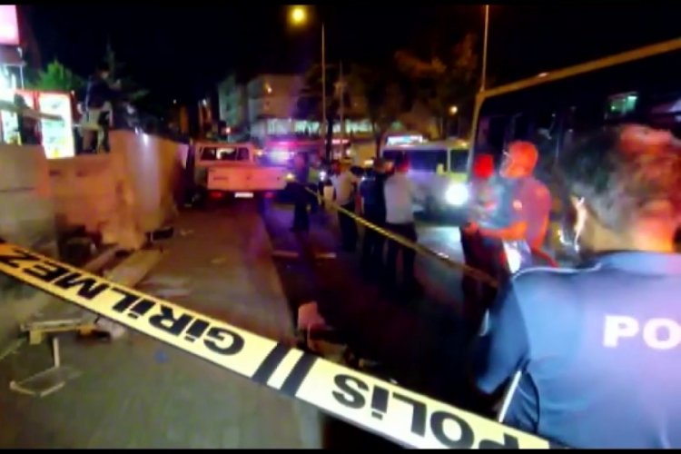 Bursa'da kamyonet seyyar satıcıların ve vatandaşların arasına daldı: 1'i ağır 3 yaralı