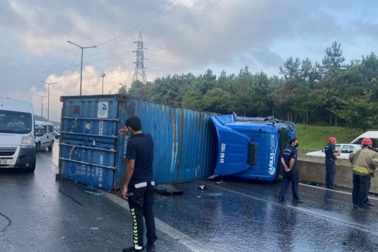İstanbul'da 6 ara&ccedil; birbirine girdi! Yaralılar var...