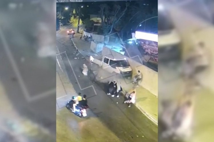 Bursa'da alkoll&uuml; s&uuml;r&uuml;c&uuml;n&uuml;n kamyonetiyle vatandaşların arasına daldığı anlar kamerada!