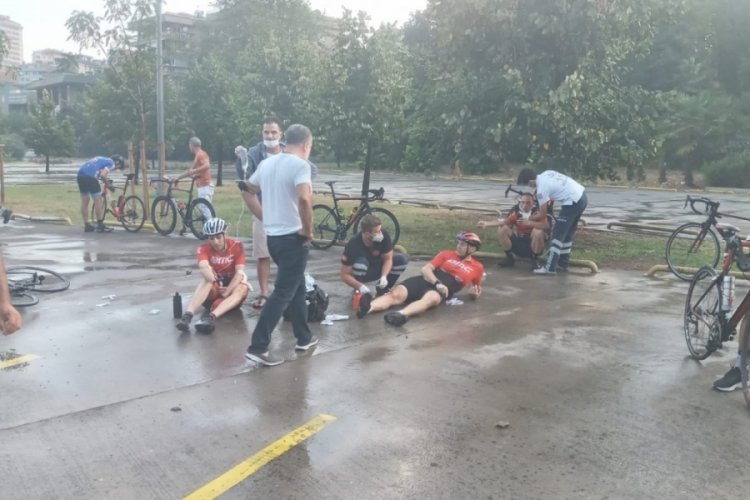 İstanbul'da belediye otob&uuml;s&uuml; bisikletli vatandaşlara &ccedil;arptı