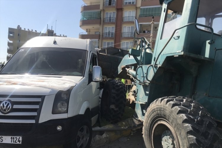Şanlıurfa'da okul servisiyle iş makinası &ccedil;arpıştı