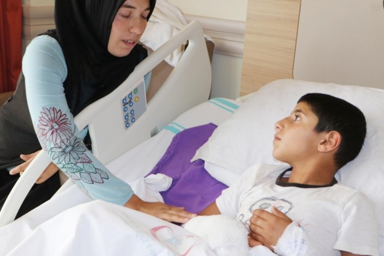 &Ccedil;ocukların yaramazlığı pahalıya patladı! Yerde buldukları cisme taşla vurunca...