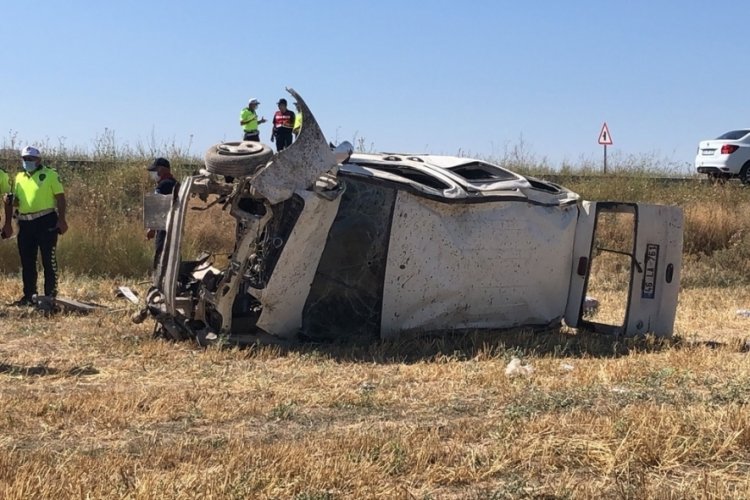 Kayseri'de ticari ara&ccedil; şarampole yuvarlandı: 3 &ouml;l&uuml;, 9 yaralı!