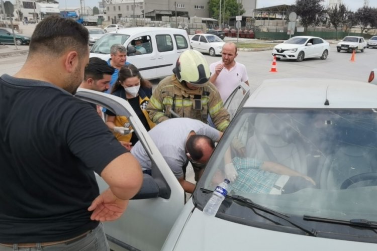 Bursa'da kaza sonrası ara&ccedil;ta sıkışan s&uuml;r&uuml;c&uuml; oğlunu sayıkladı