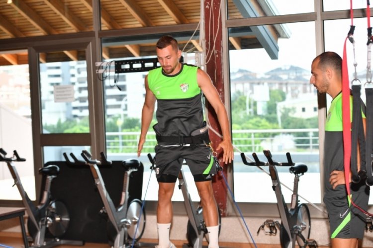 Bursaspor, Erzurumspor ma&ccedil;ı hazırlıklarını salonda s&uuml;rd&uuml;rd&uuml;
