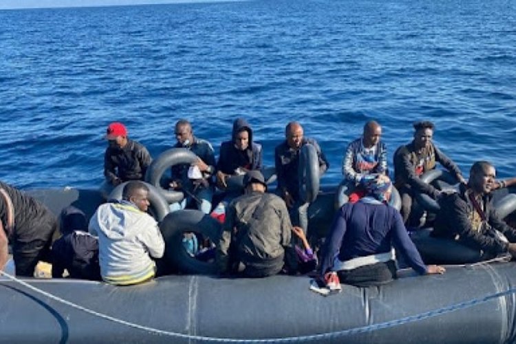 İzmir'de 28 d&uuml;zensiz g&ouml;&ccedil;men kurtarıldı