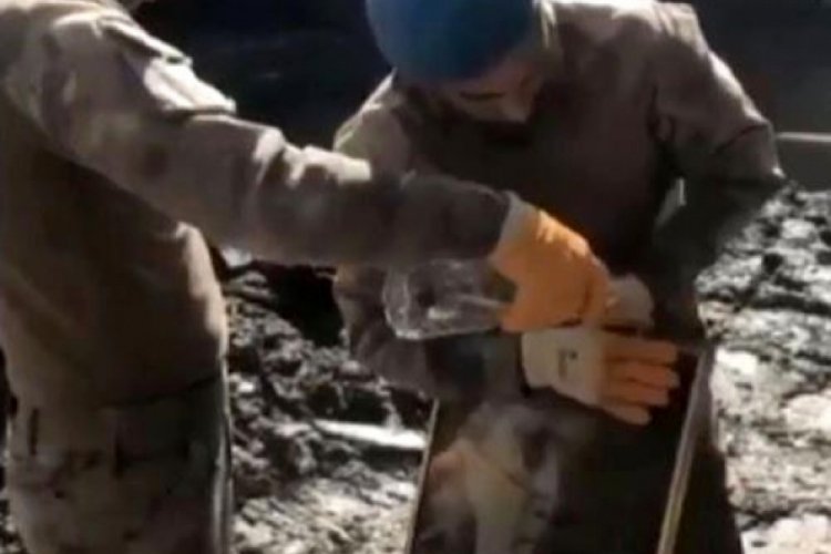Mehmet&ccedil;ikten duygulandıran hareket! Atat&uuml;rk portresini elleriyle temizlediler
