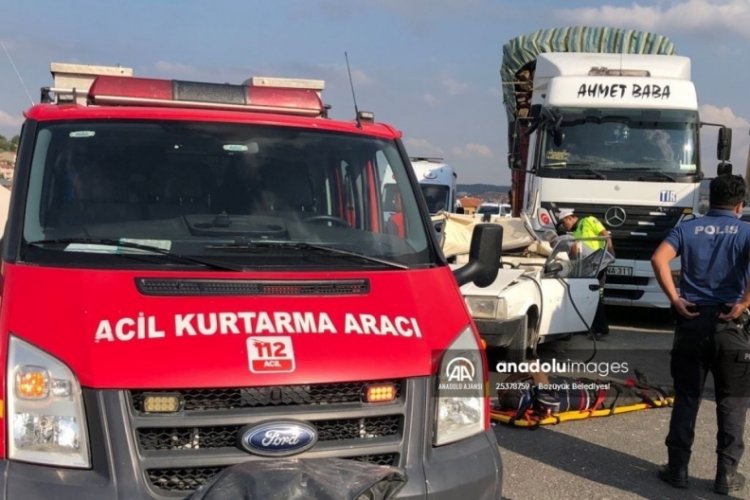 Bilecik'te korkun&ccedil; kaza! Otomobille tır &ccedil;arpıştı: 1 &ouml;l&uuml;, 2 yaralı