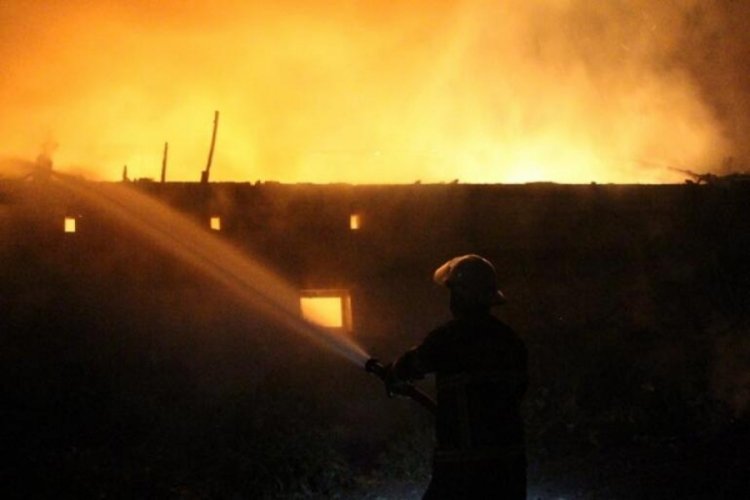 Bolu'da samanlık yangını eve sı&ccedil;ramadan s&ouml;nd&uuml;r&uuml;ld&uuml;