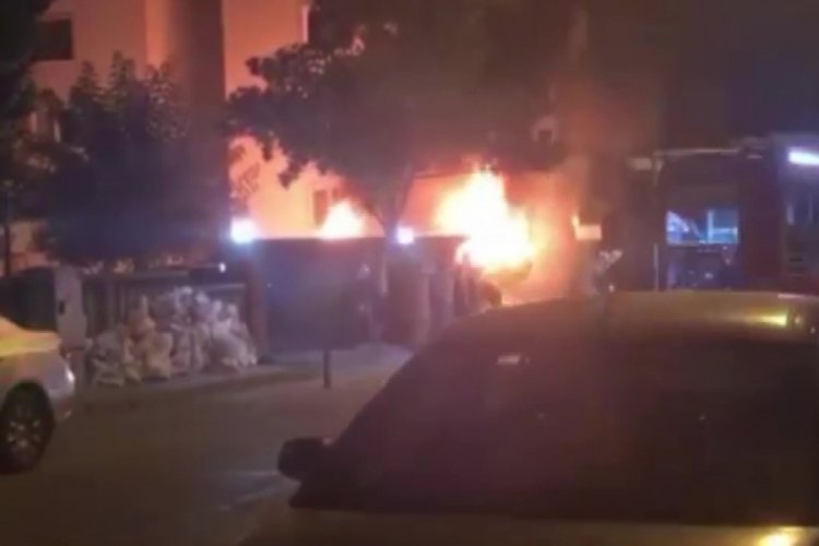 Bursa'da park halindeki minib&uuml;s alev alev yandı