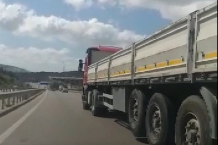 İstanbul'da Tır şof&ouml;r&uuml; otomobillerin &ouml;n&uuml;ne kırarak dehşeti yaşattı