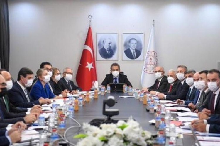 Bakan &Ouml;zer, y&uuml;z y&uuml;ze eğitime ilişkin yeni yol haritasını a&ccedil;ıkladı