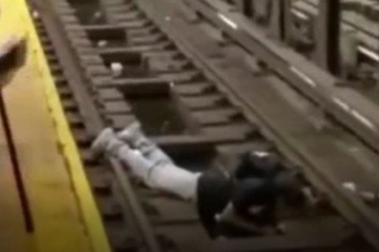 New York metrosunda raylara d&uuml;şen yolcu &ouml;l&uuml;mle burun buruna geldi
