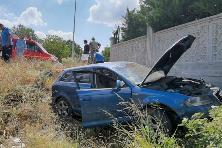 Bursa'da şarampole u&ccedil;an otomobildeki 2 kişi yaralandı