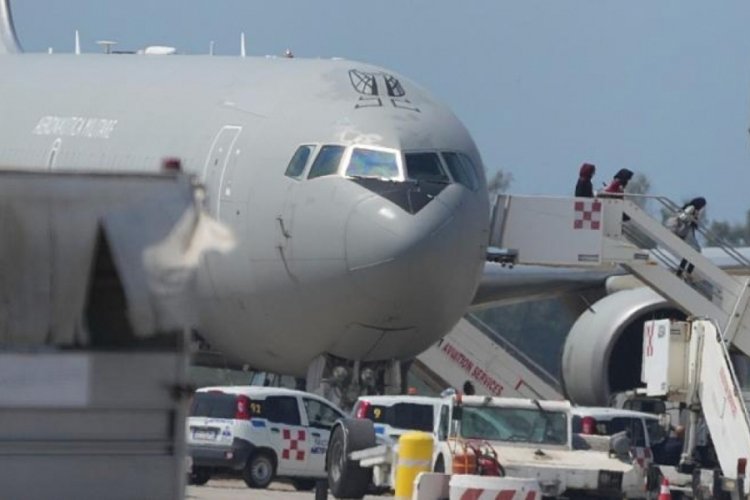 Bel&ccedil;ika, kendi vatandaşları ve Afganlardan oluşan ilk grubu tahliye ediyor