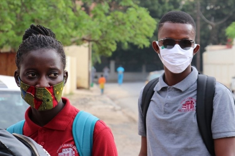 G&uuml;ney Afrika'da 18-35 yaş arası n&uuml;fus Kovid-19'a karşı aşılanmaya başladı
