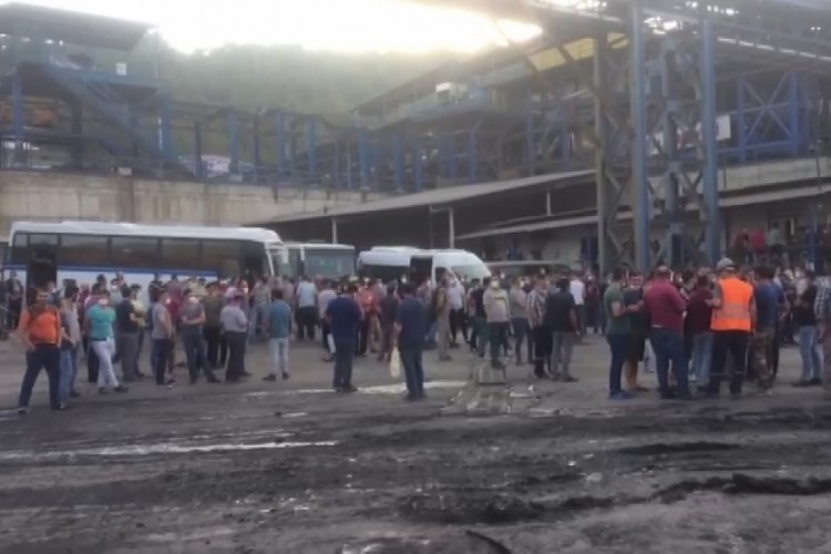 Manisa Soma'da madenciler servis ara&ccedil;larının yolunu kesip eylem yaptı!