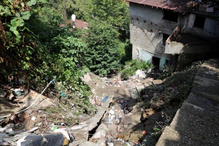 Zonguldak'ta 'oturulamaz' raporlu evde oturan aile tahliye edildi