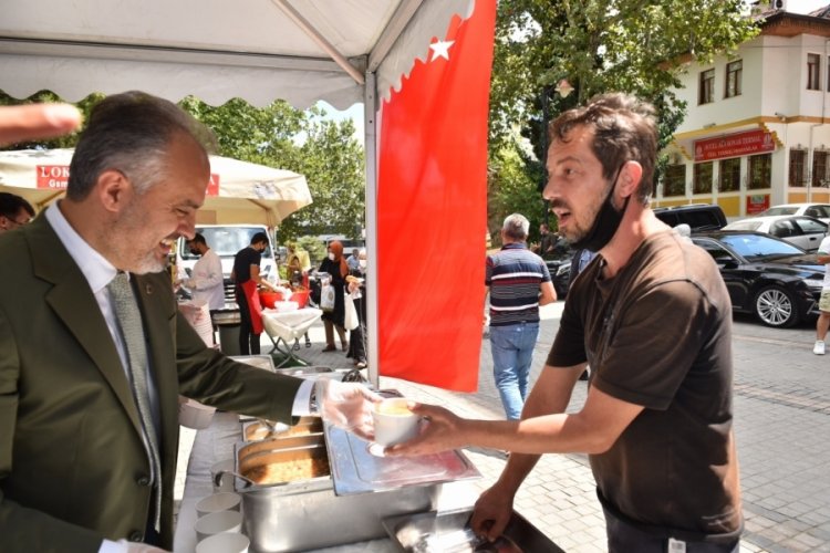 Bursa'daki t&uuml;m selatin camilerinde 10 bin kişiye aşure ikramı