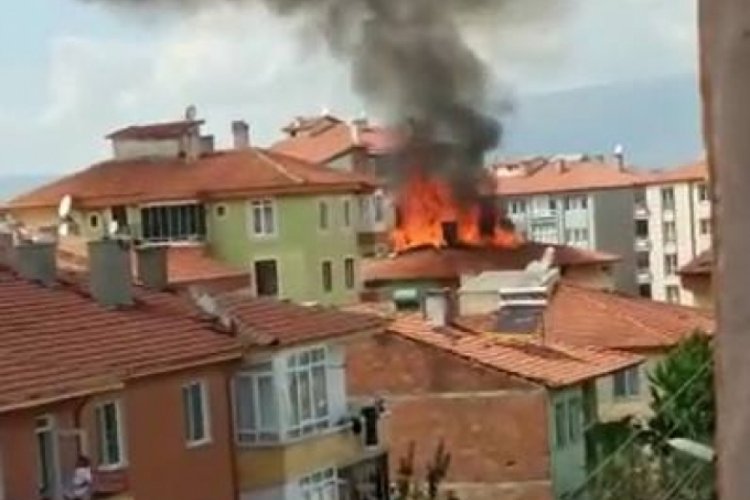 &Ccedil;orum'da 4 katlı binanın &ccedil;atı katı, alev alev yanarak k&uuml;le d&ouml;nd&uuml;