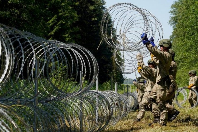 Belarus'un g&ouml;&ccedil;men oyunu Avrupa'da tepki &ccedil;ekti