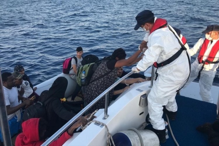 İzmir'de botlarda 122 g&ouml;&ccedil;men yakalndı