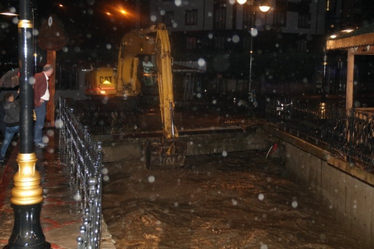 Rize'de şiddetli yağış su baskınlarını beraberinde getirdi