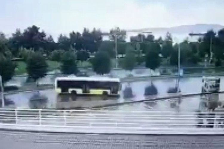 İstanbul Kartal'da İETT otob&uuml;s&uuml; duraktaki bisikletlilere &ccedil;arptı