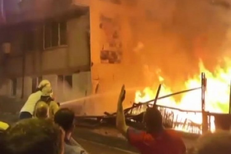 İstanbul Gaziosmanpaşa'da gecekondu yandı