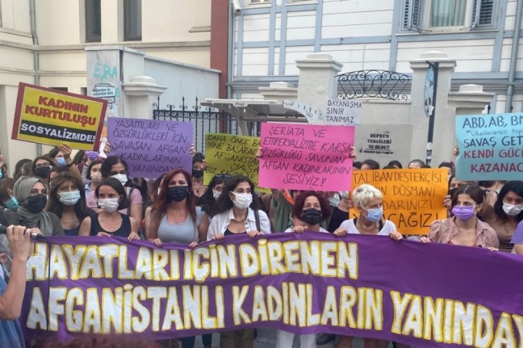 İstanbul Kadık&ouml;y'de kadınlardan Afgan kadınlarla dayanışma eylemi