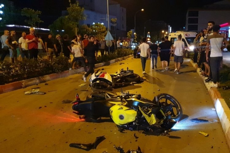 Korkun&ccedil; kaza:  Karşı şeride ge&ccedil;ip, 4 araca &ccedil;arptı: 3 yaralı
