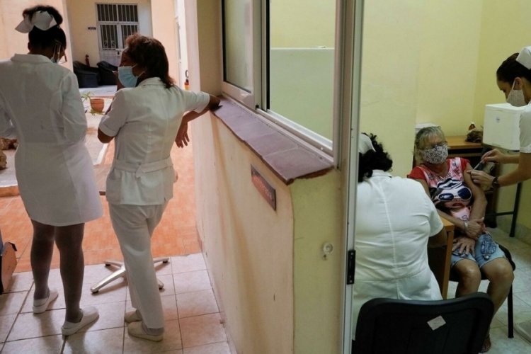 K&uuml;ba, iki yerli &uuml;retim Kovid-19 aşısına onay verdi