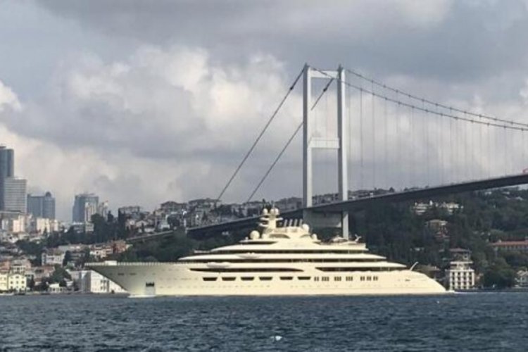 256 milyon dolarlık s&uuml;per yat İstanbul Boğazı'ndan ge&ccedil;ti
