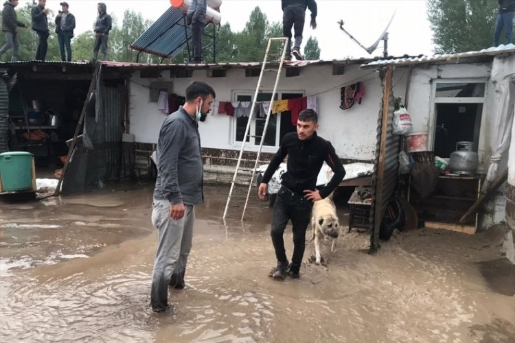 Kars'ta sağanak yağış: K&ouml;y&uuml; su bastı
