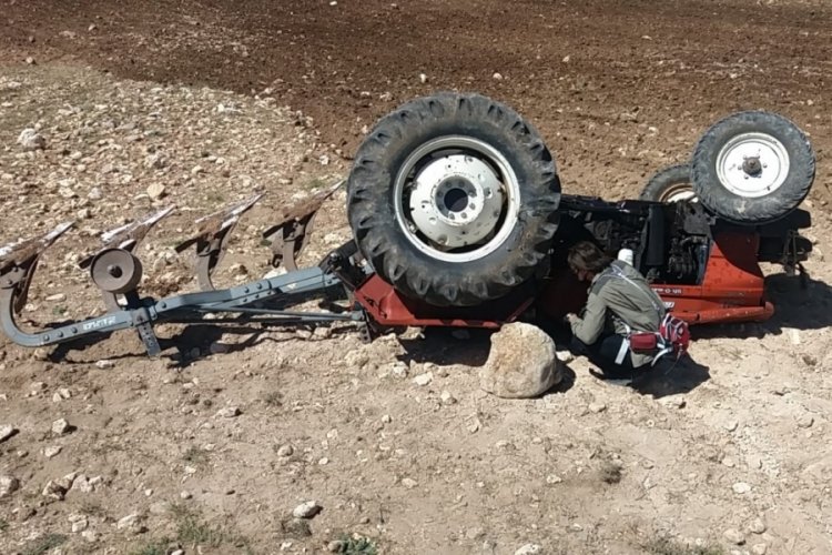 Yaşlı adam devrilen trakt&ouml;r&uuml;n altında kaldı