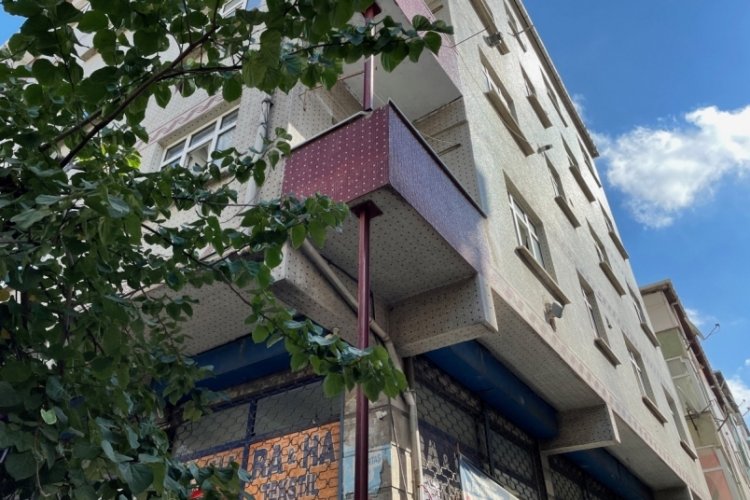6 katlı binayı g&uuml;&ccedil;lendirmek i&ccedil;in ince demirler koydular!