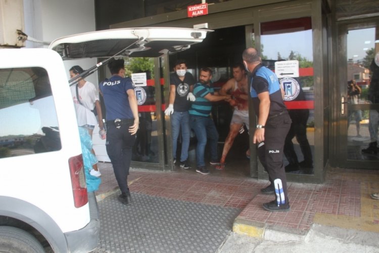 Yemek masasında annesini bı&ccedil;aklayarak &ouml;ld&uuml;rd&uuml;!