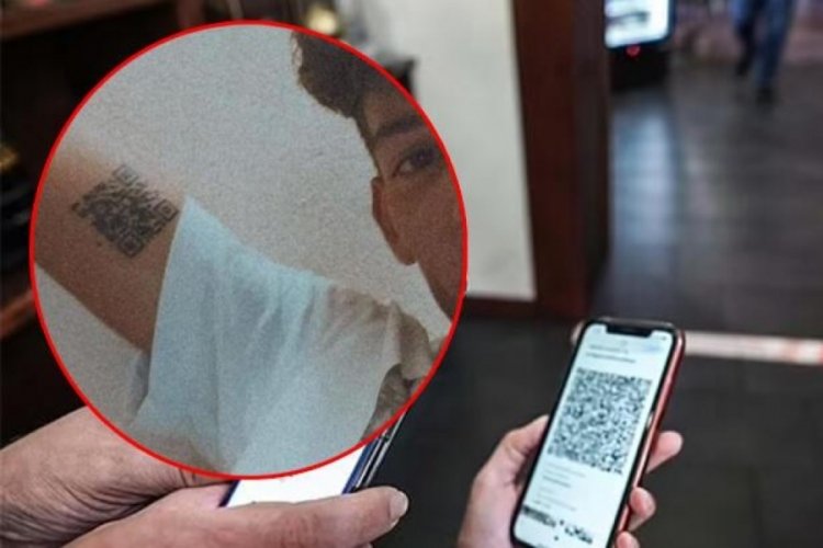 Aşı barkodunu koluna d&ouml;vme yaptırdı