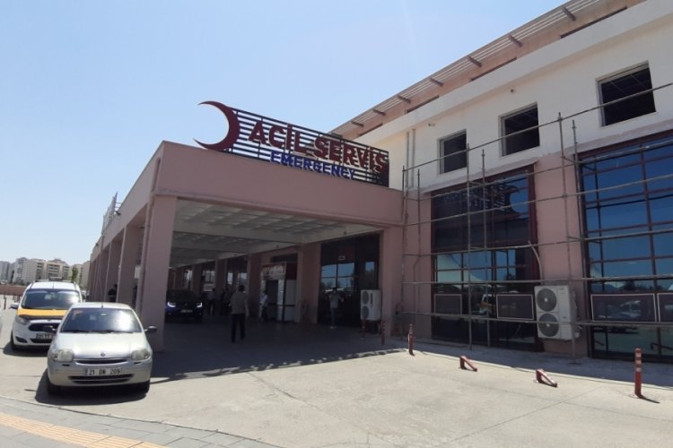 Helikopterle Diyarbakır'a getirilen k&uuml;&ccedil;&uuml;k Muhammed'in kopan parmağı dikildi