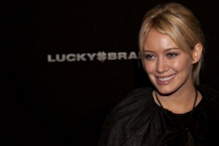 Aşı olan d&uuml;nyaca &uuml;nl&uuml; oyuncu Hillary Duff'a, Delta varyantı bulaştı