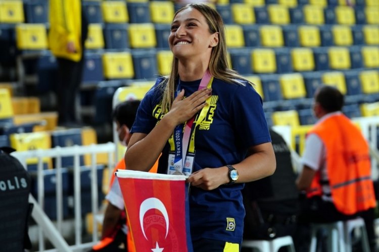 Fenerbah&ccedil;e ma&ccedil;ını Buse Naz &Ccedil;akıroğlu da izledi