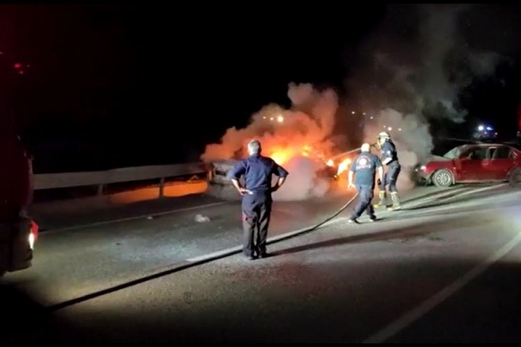 Tokat'ta bariyerlere &ccedil;arpan otomobil yandı, 3 kişi yaralandı