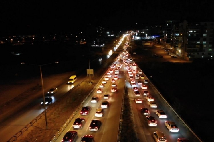 43 ilin ge&ccedil;iş g&uuml;zergahında trafik havadan g&ouml;r&uuml;nt&uuml;lendi