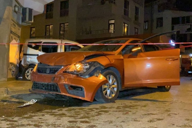 Bursa'da d&uuml;kkanın &ouml;n&uuml;nde otururken kazada savrulan otomobilin altında kaldı, hayatını kaybetti