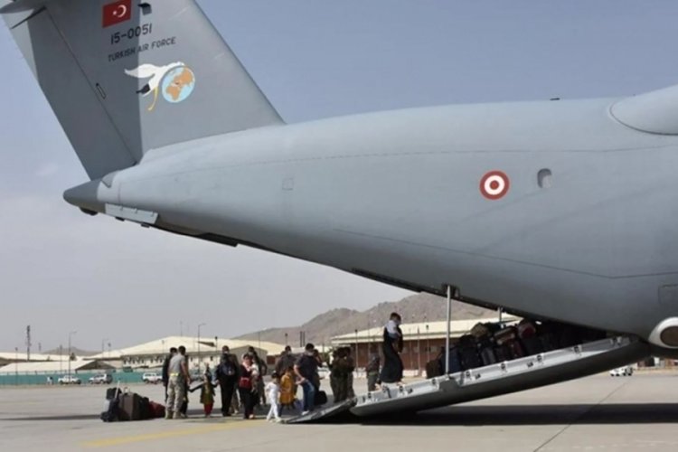 Afganistan'dan 229 T&uuml;rk daha tahliye edildi